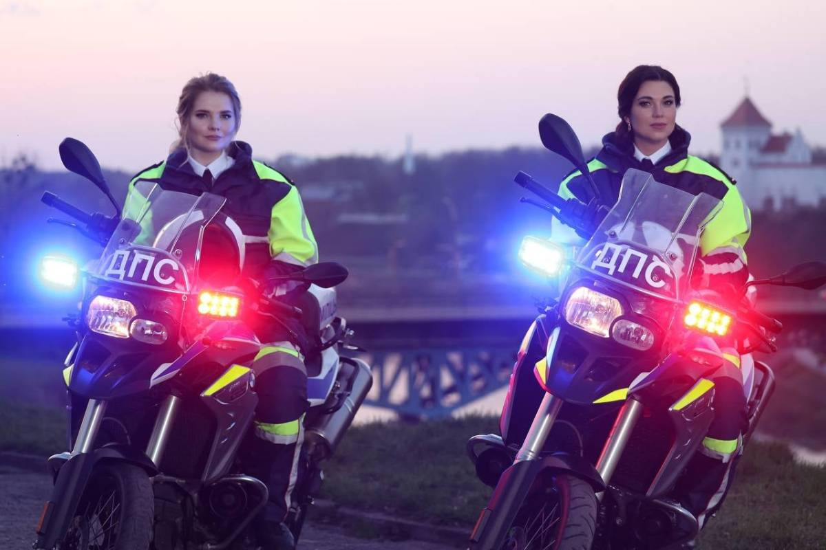 Cотрудницы ГАИ стали моделями: фотосессия на патрульных мотоциклах BMW к началу мотосезона