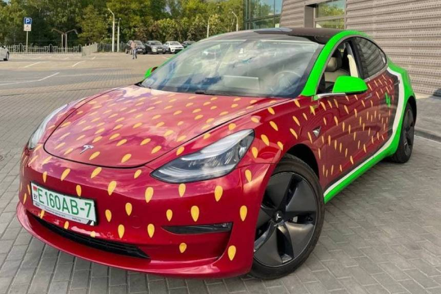 В каршеринге Минска появилась еще одна Tesla