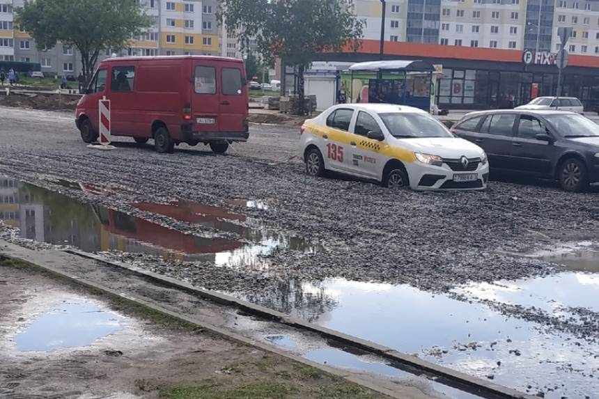 Автомобили попали в щебневую ловушку на улице в Мозыре. Кто виноват: дождь, дорожники или что-то еще?
