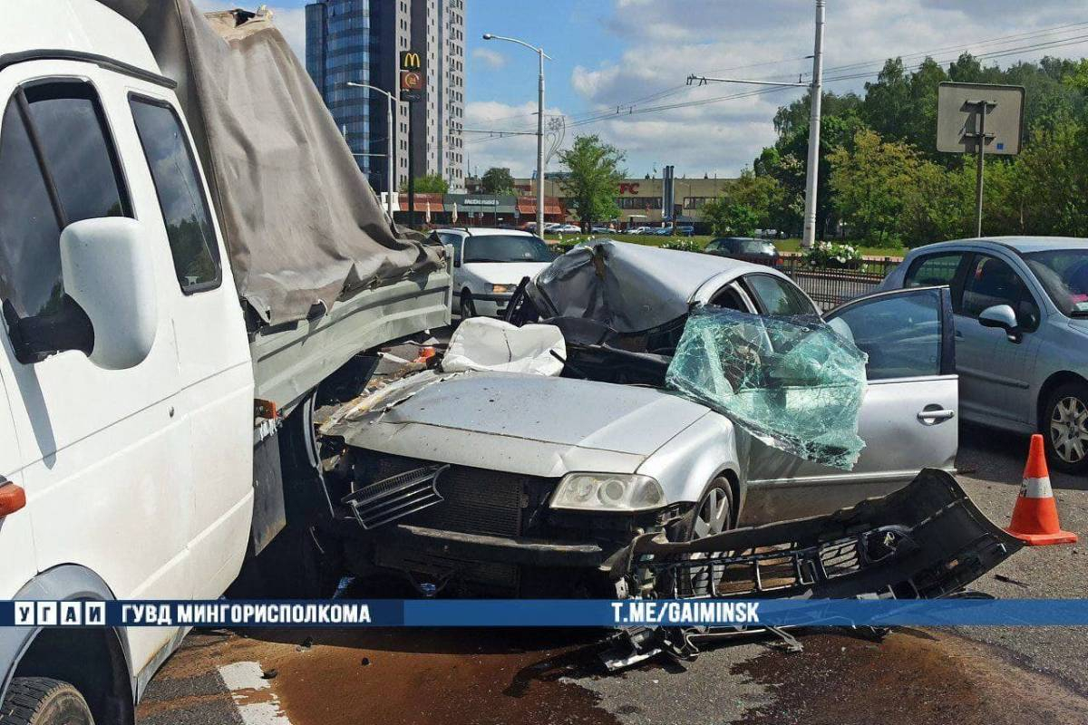На проспекте Дзержинского Volkswagen влетел в ГАЗель дорожников и оказался бит и крашен