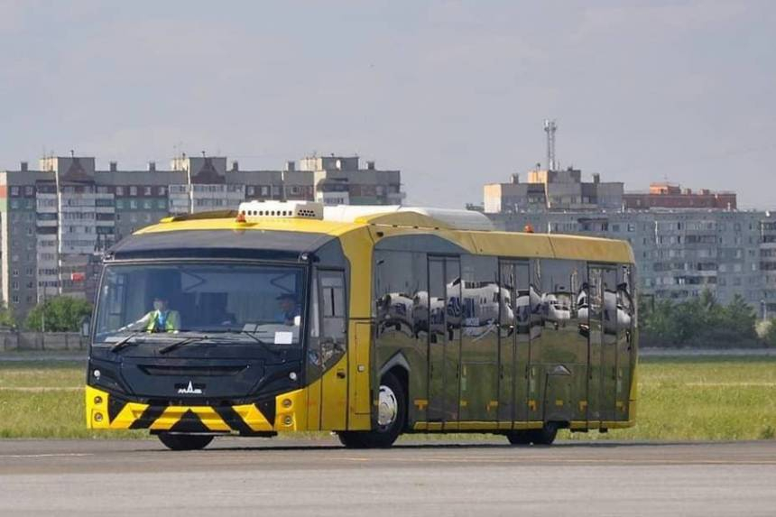 Перронный автобус МАЗ второго поколения начал работу в аэропорту Омска