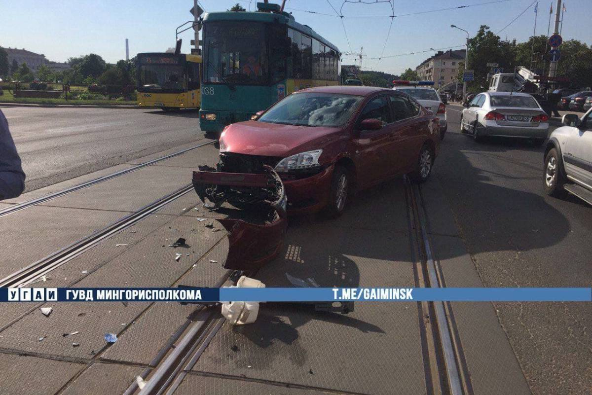 В Минске трамвай проехал на красный и столкнулся с Nissan. Видео