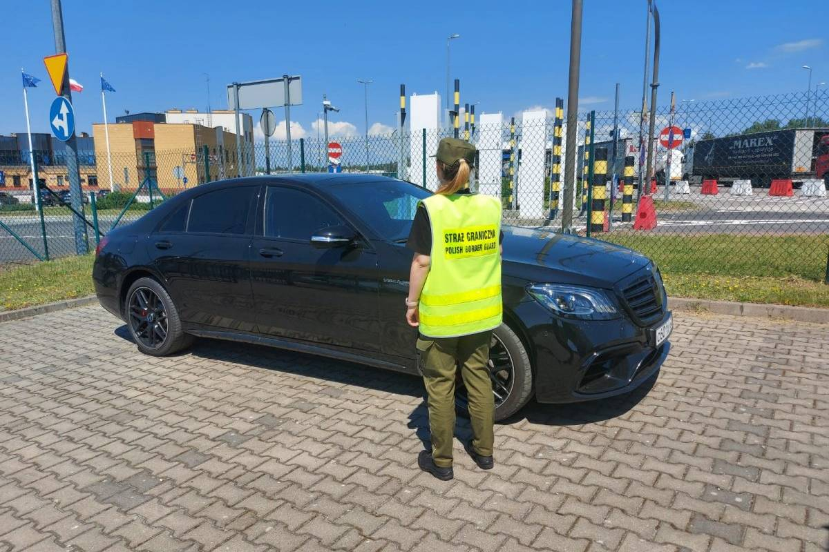 У белоруса на польской границе изъяли Mercedes-Benz с российскими номерами