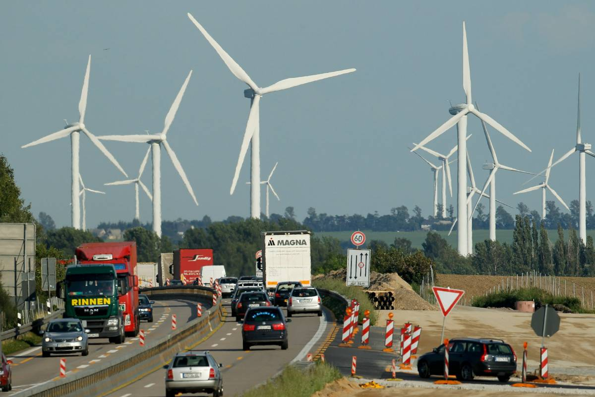 В Германии белорус на фуре нанес ущерб ветряку на миллион евро