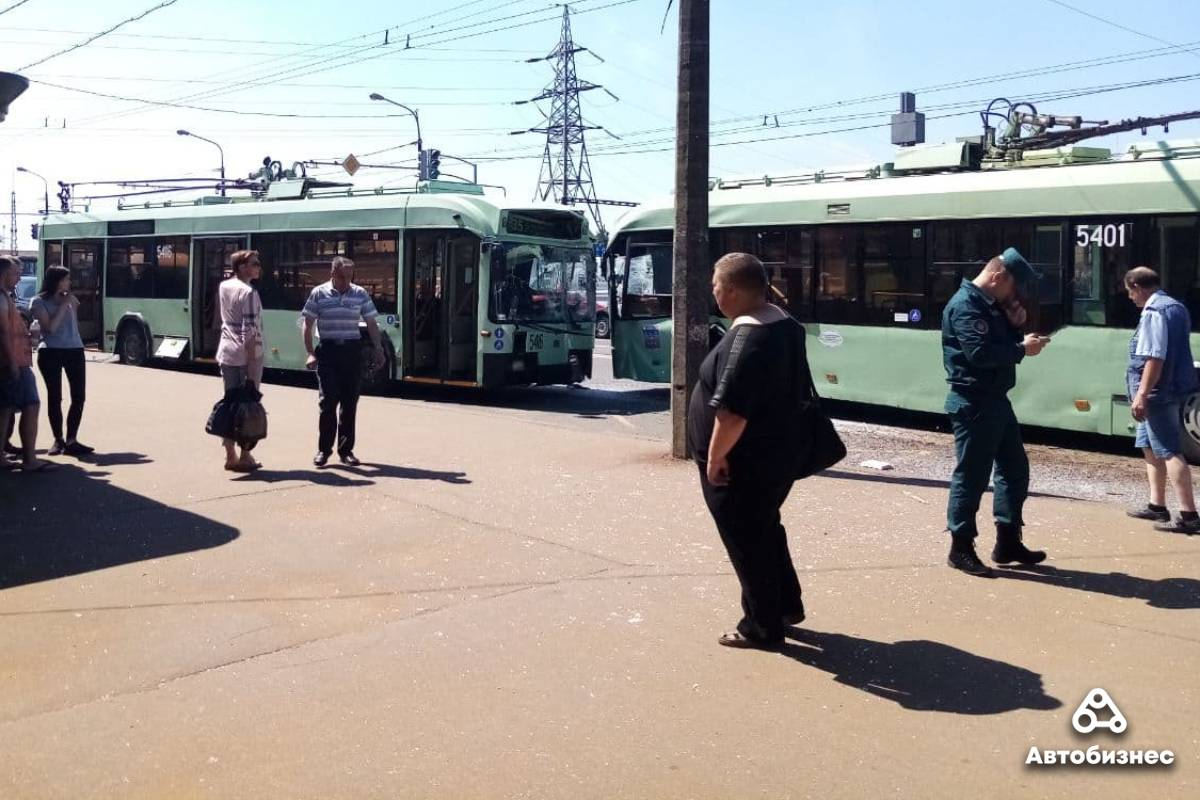 Два троллейбуса в лобовую столкнулись на улице Ваупшасова (обновлено)