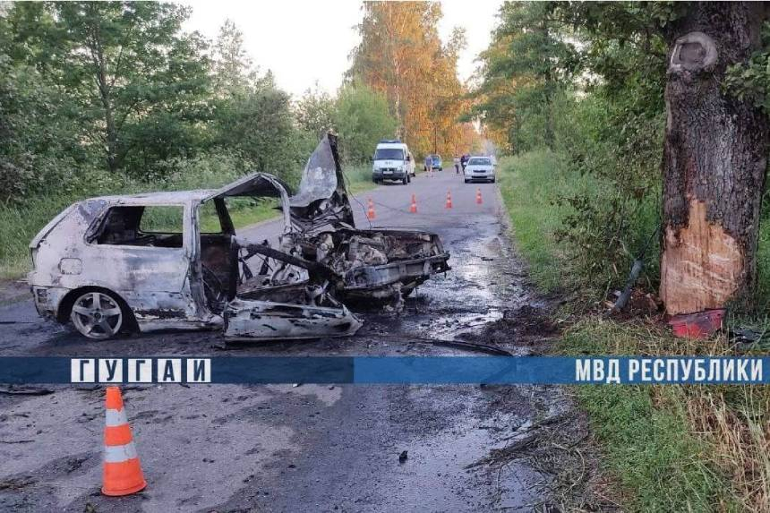 Volkswagen Golf врезался в дерево и загорелся – погибла 20-летняя девушка