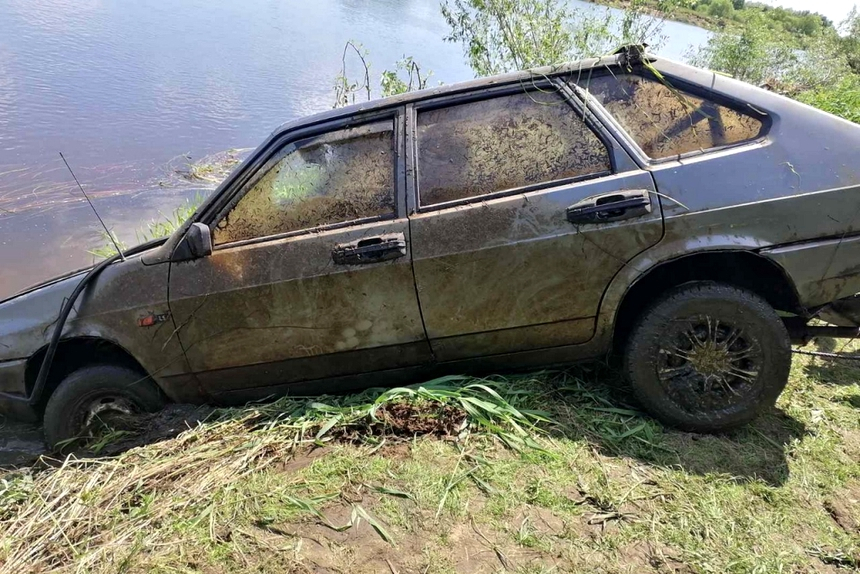 Утонувший автомобиль достали из реки под Чечерском. Внутри обнаружили труп пропавшего ранее 34-летнего мужчины