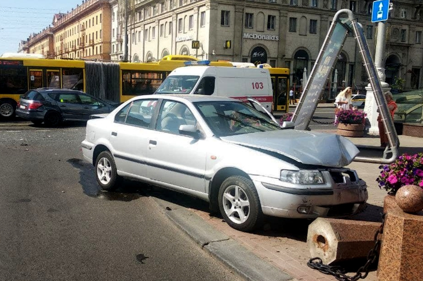 В центре Минска столкнулись Samand и Peugeot – пострадали двое детей и женщина