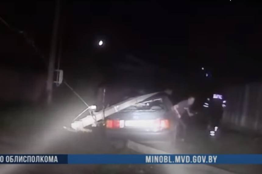 В Борисове пьяный на Audi скрывался от ГАИ и обрушил столб. Видео