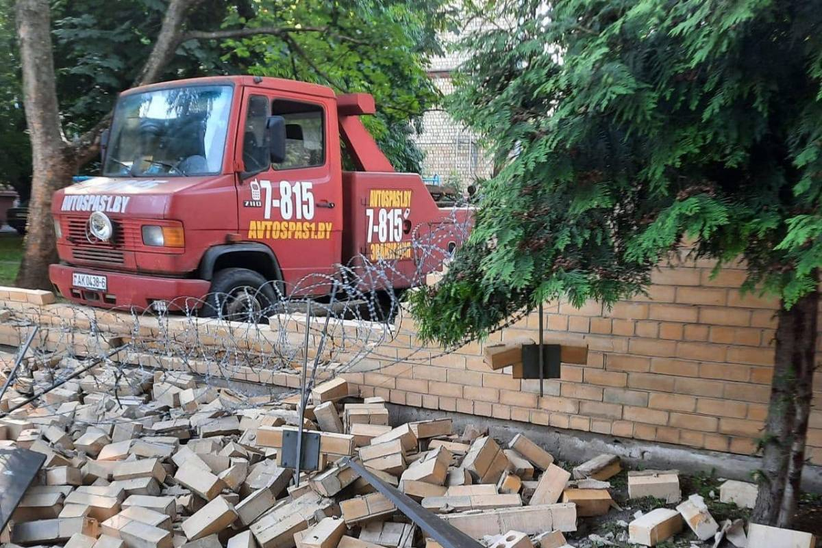 Эвакуатор развалил забор посольства Латвии в Минске