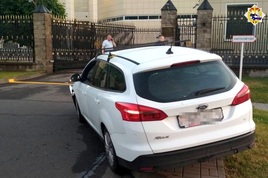 В ГАИ показали, как легковой Ford таранил ворота посольства РФ в Минске