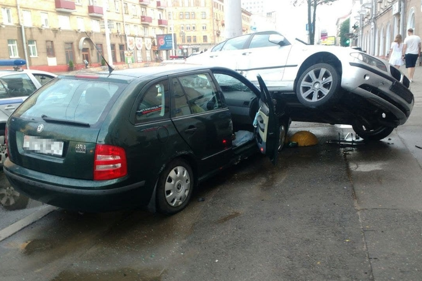 Водитель BMW не справился с управлением – три автомобиля вылетели на тротуар в центре Минска
