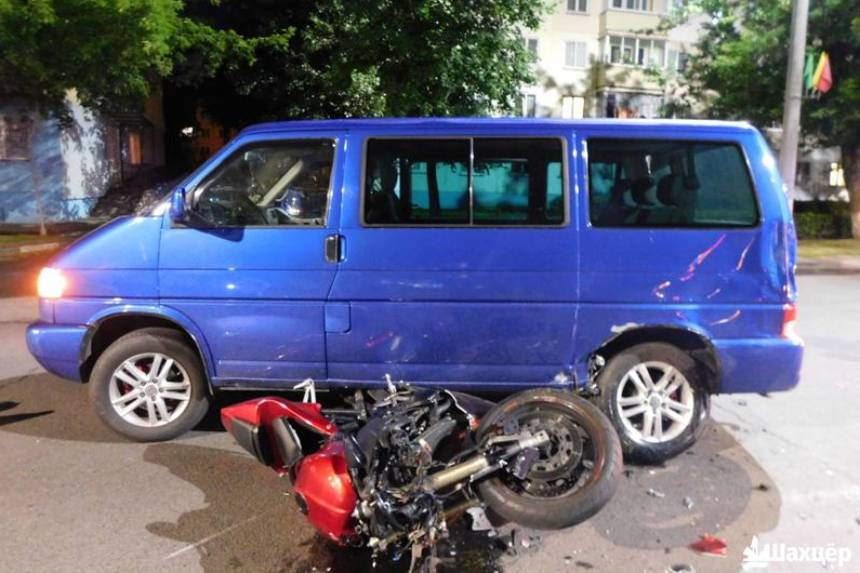 В Солигорске мотоциклист врезался в VW Multivan – спасти парня не удалось