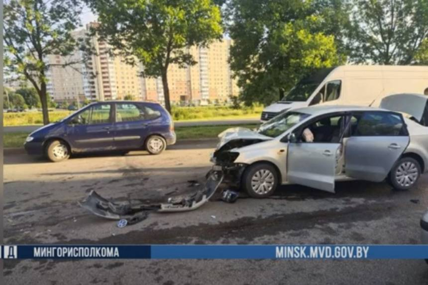 В Минске похитители катализаторов во время задержания протаранили служебный автомобиль милиции