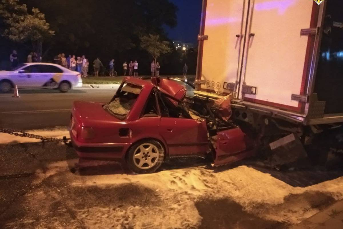 В Минске легковушка въехала в стоявший грузовик – водитель погиб