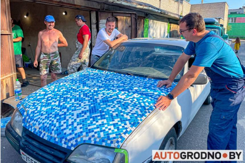 В Гродно автомобиль обкладывают плиткой. Готовят шоу-кар
