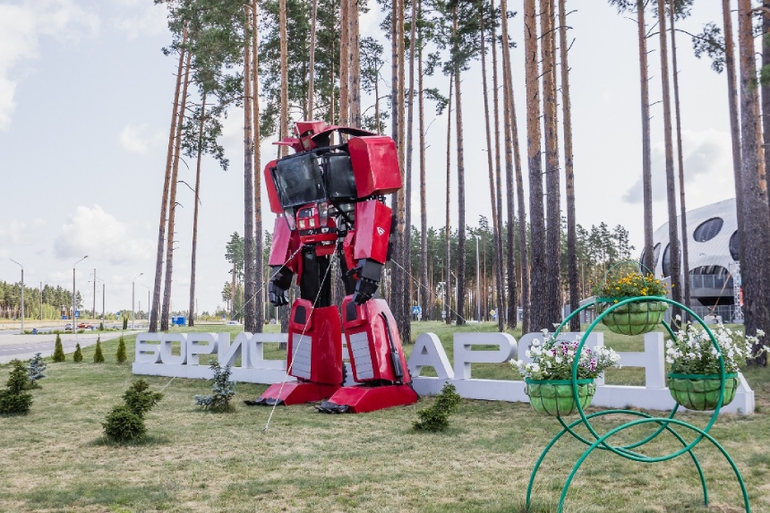 Робот-трансформер из тракторных деталей появился у "Борисов-Арены"