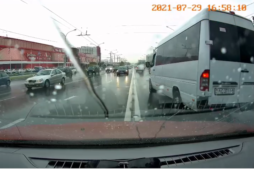 На проспекте Независимости маршрутчик вынудил водителя выехать на "встречку" и уехал. Видео