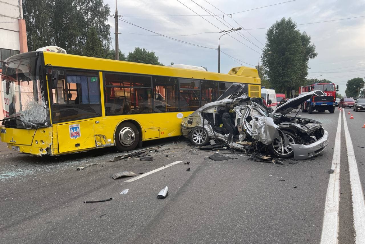 На Ваупшасова BMW разбился о встречный автобус – погиб ребенок