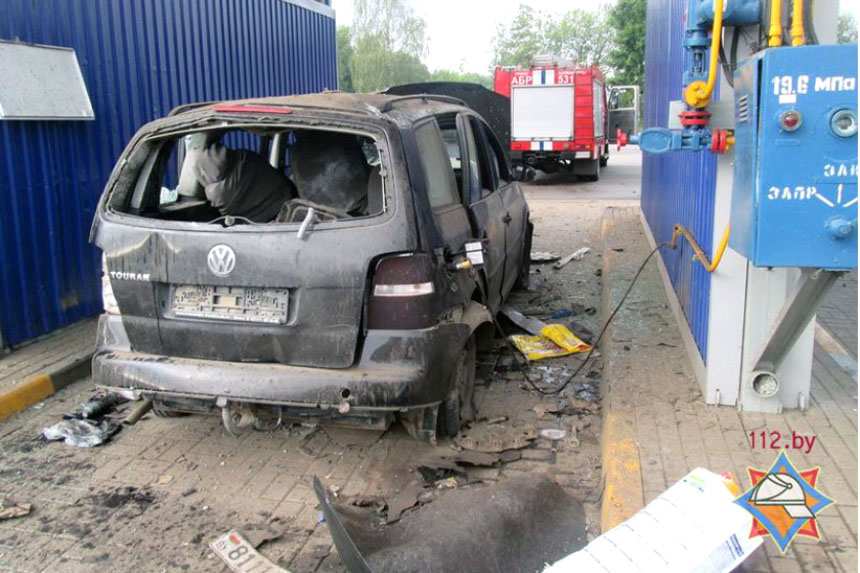 Взрыв газа в машине на заправке Взрыв газа в машине на заправке