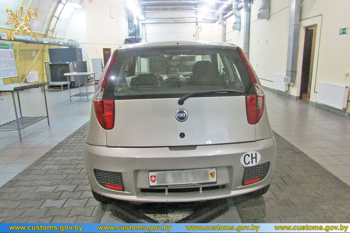 Таможня: водитель Fiat везла в Беларусь гашиш, спрятав его в наушнике