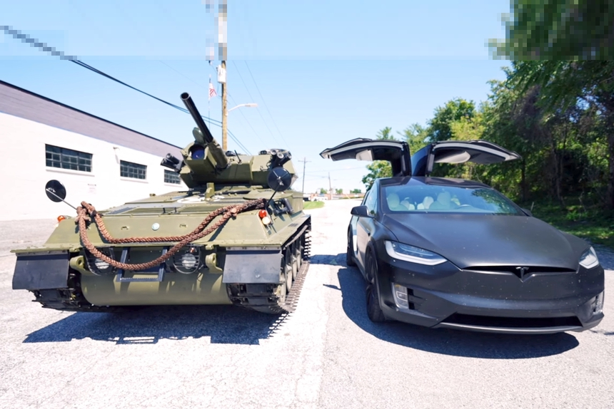 Tesla Model X и старый британский танк сразились в перетягивании каната