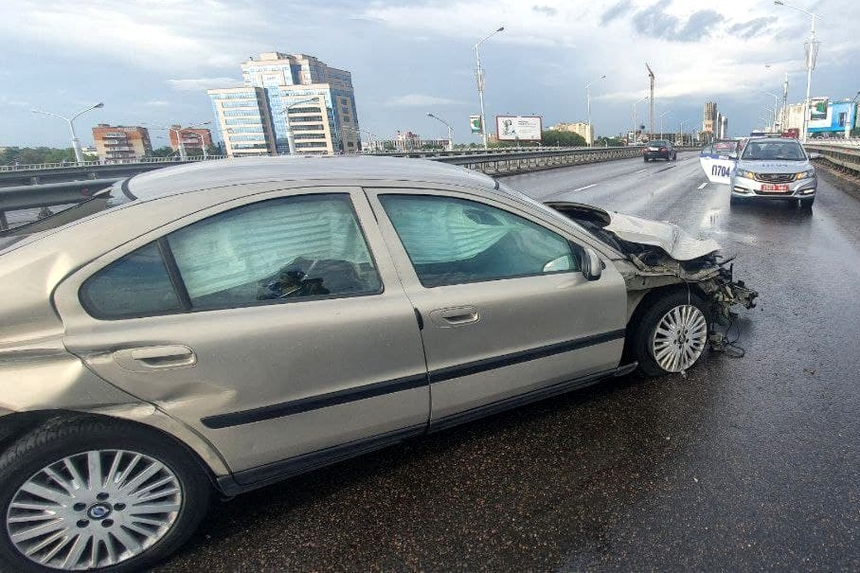 Легковой автомобиль Volvo разбился в дождь в Минске