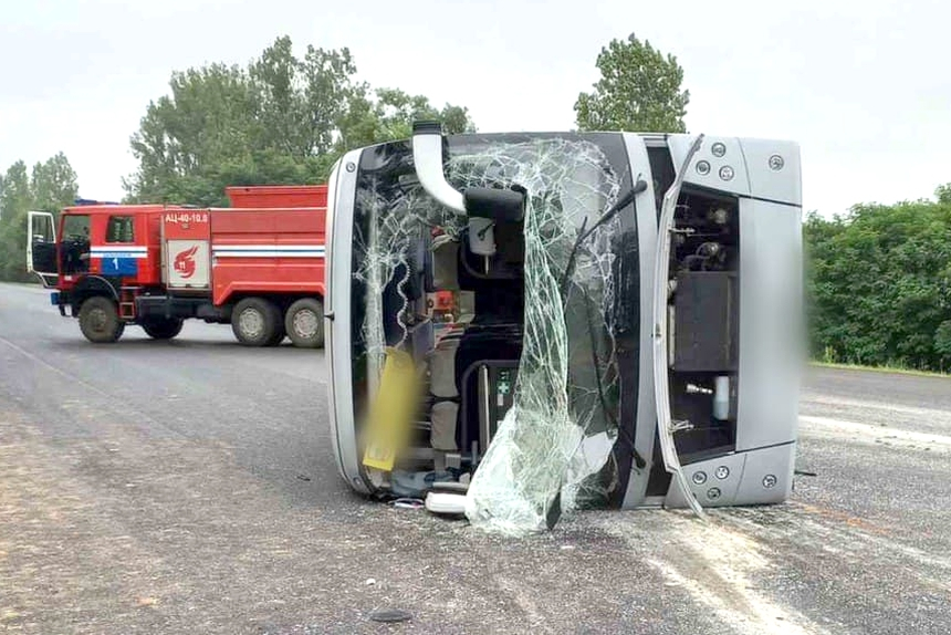 Туристический автобус МАЗ-251 опрокинулся под Барановичами в ДТП с фургоном – в больницу увезли 11 человек