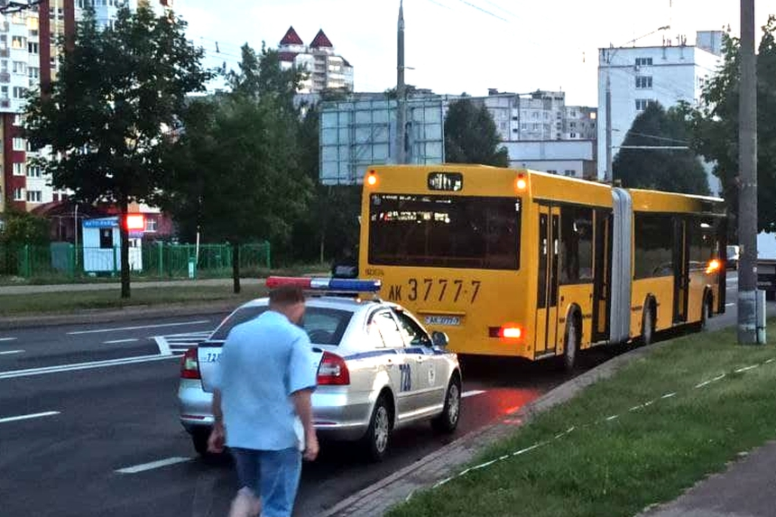 Женщина выпала из автобуса в Минске на остановке общественного транспорта