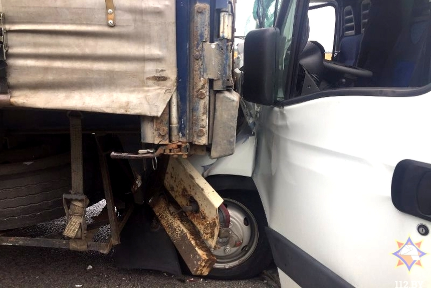Столкновение двух грузовиков в Оршанском районе – одного из водителей зажало в кабине