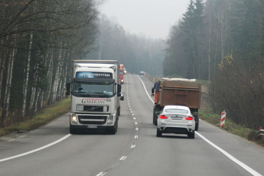 "По крайней мере до агрогородков". Лукашенко дал наказ дорожникам не забывать о местных дорогах