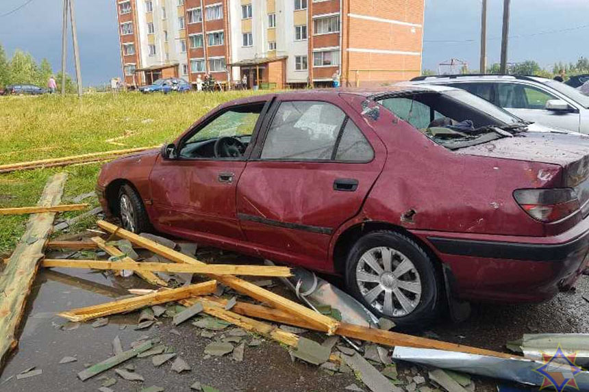 Посмотрите, как стихия разбила автомобили на Витебщине