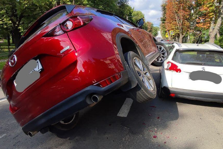 В Минске водитель отвлеклась и повредила припаркованные автомобили