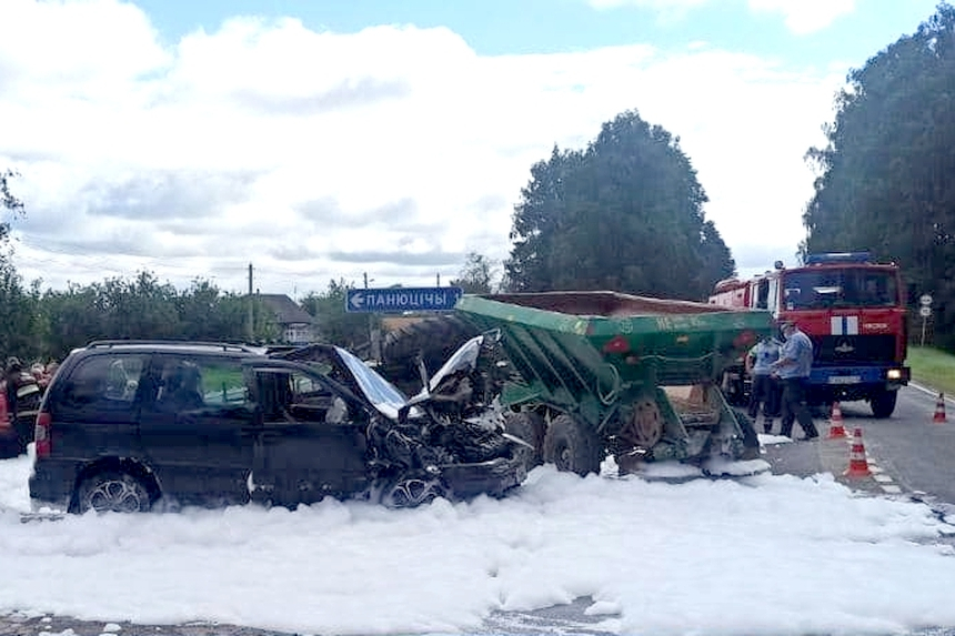 Минивэн Opel врезался в трактор на Р-91 в Несвижском районе – госпитализированы две женщины