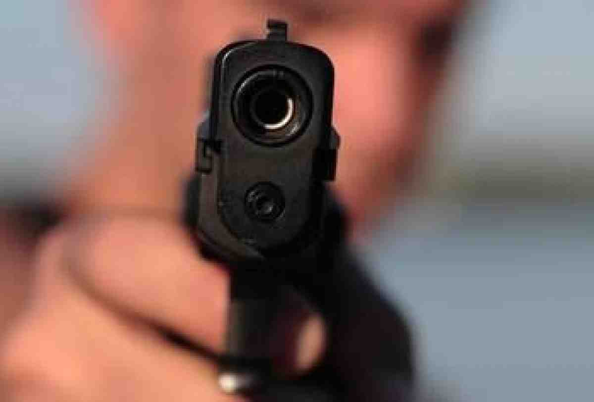 В Орше 18-летний парень одолжил у друга пневматический пистолет и выстрелил в проезжавший автобус