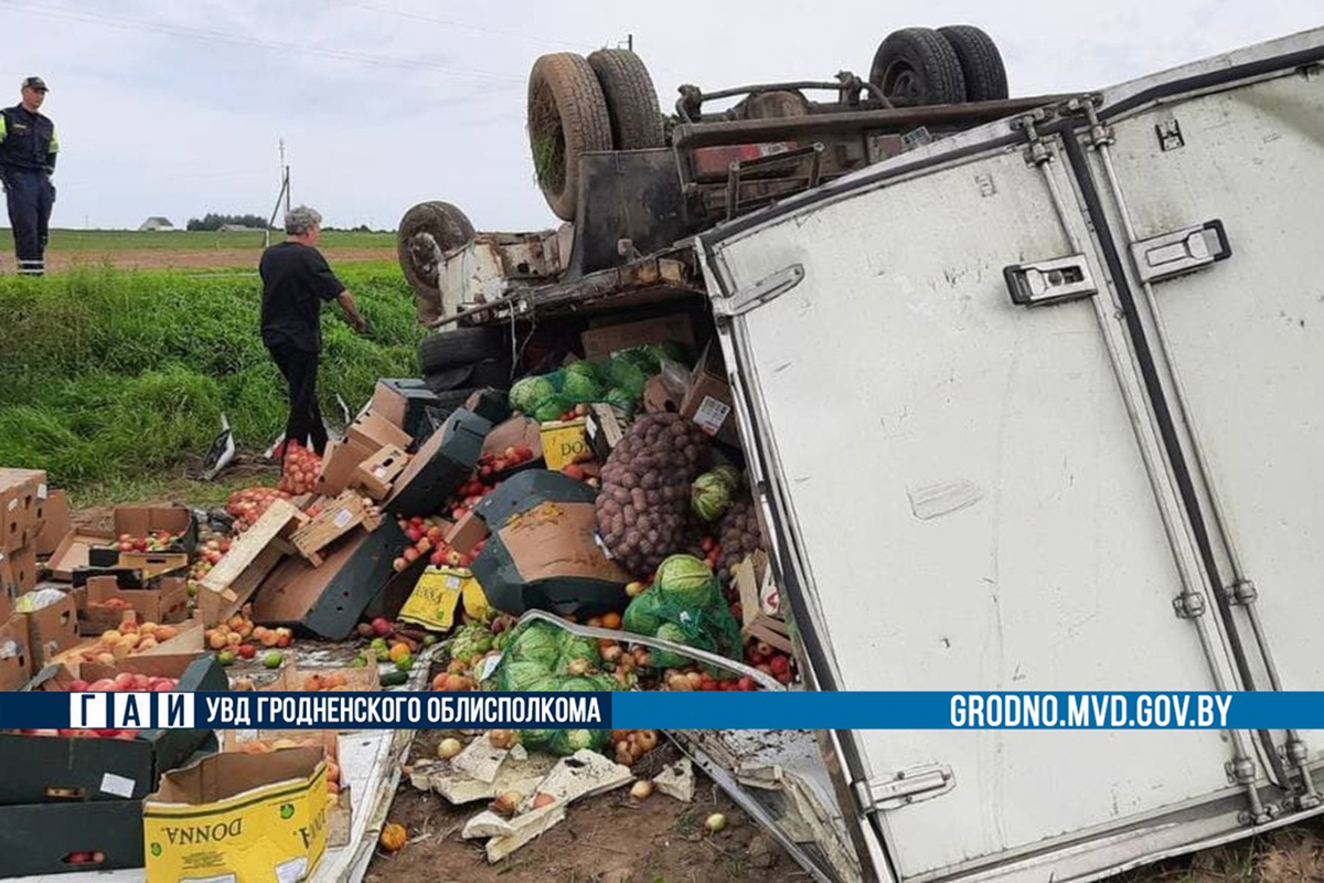 Под Гродно перевернулся фургон с овощами и фруктами – у пассажира грузовика перелом ключицы