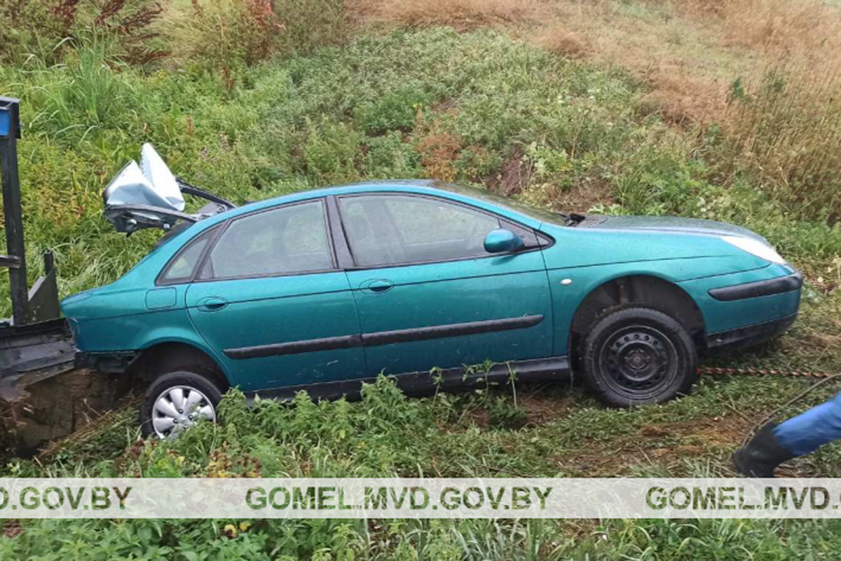 В Рогачевском районе Citroёn съехал с дороги и врезался в шлюз – пострадала пассажирка