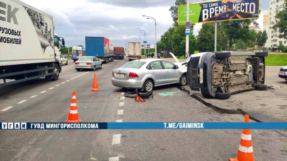 Вчера на Партизанском проспекте столкнулись три автомобиля,  один из них опрокинулся