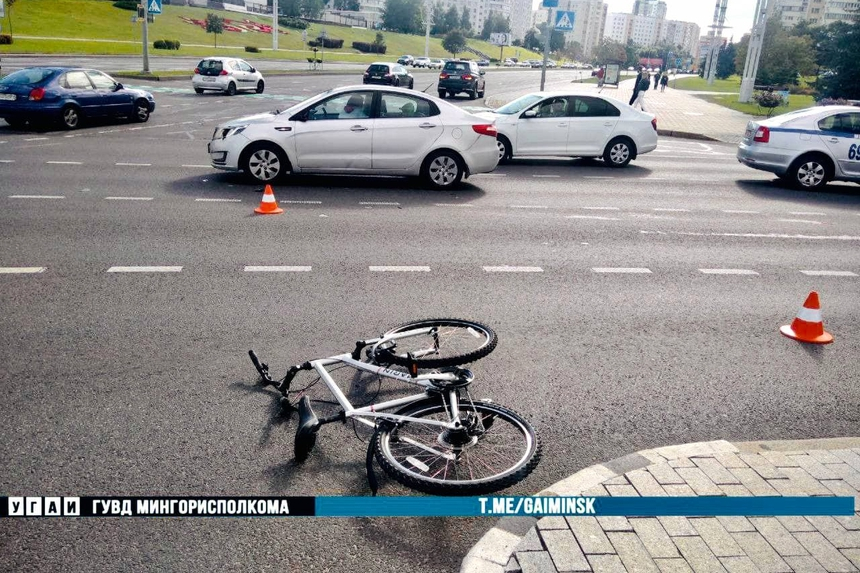 ГАИ показала, как столкнулись велосипедист и "легковушка" на проспекте Победителей в Минске