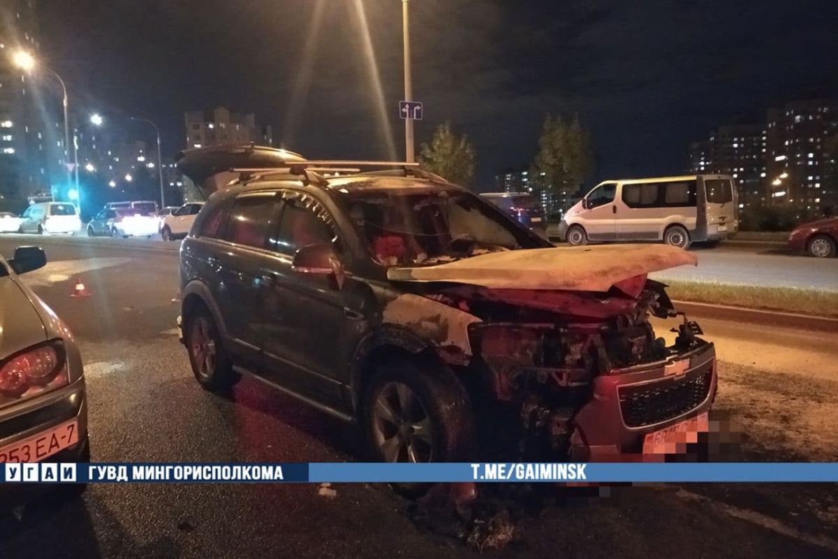 Во время движения загорелся автомобиль в Минске. Видео