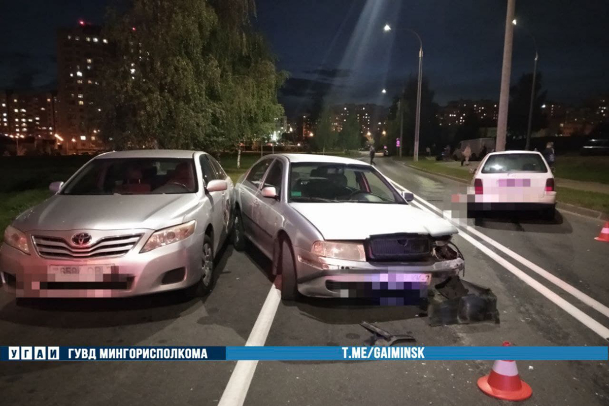 В Минске Volkswagen выехал на "встречку": пострадали Skoda и Toyota, стоявшие на светофоре