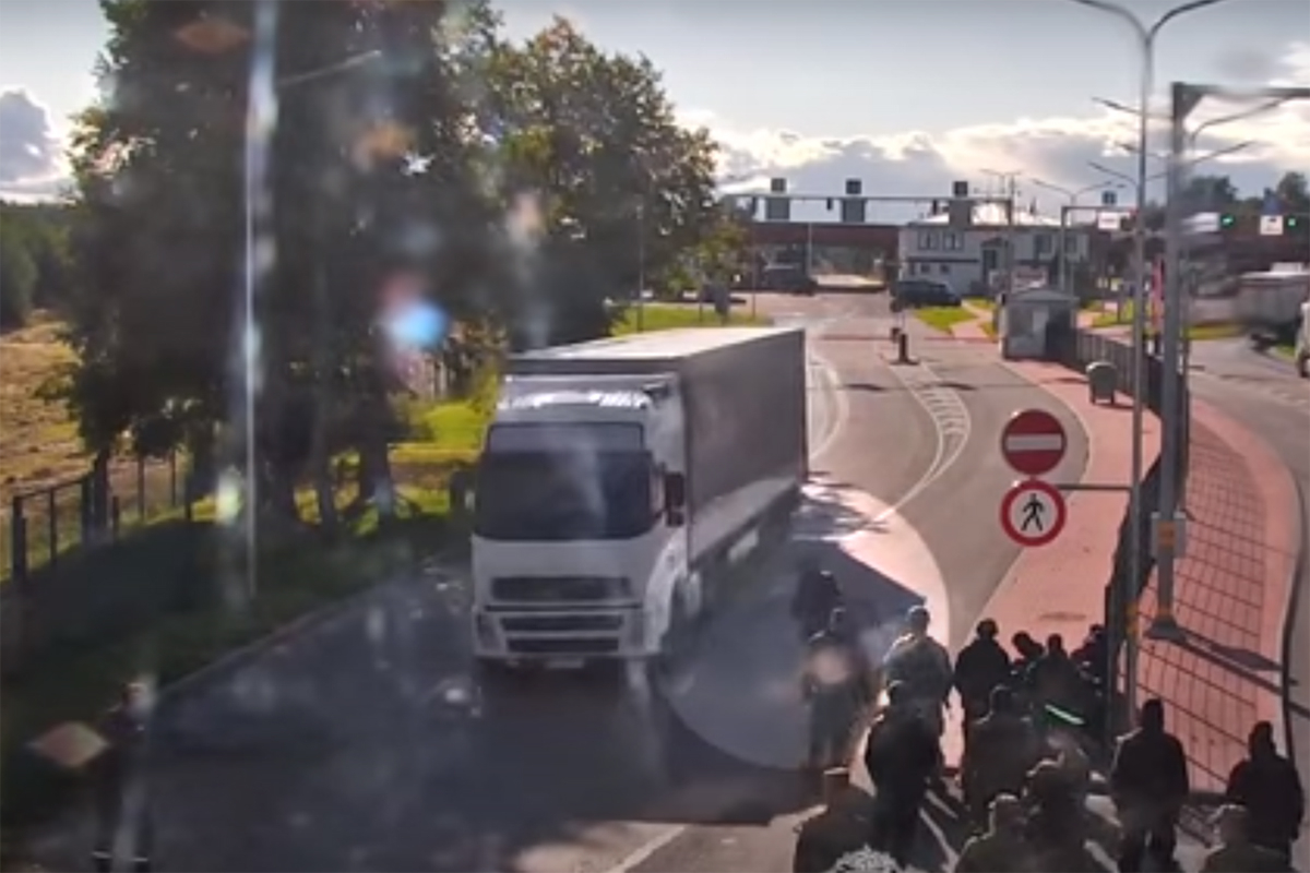 На белорусско-латвийской границе мужчина бросился под фуру. Видео
