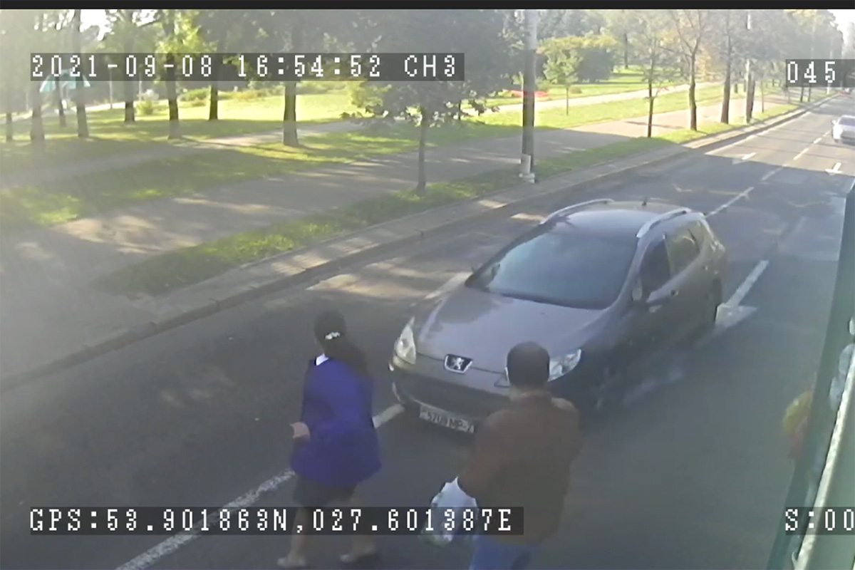 В Минске легковушка сбила женщину, которая вышла из трамвая. Видео