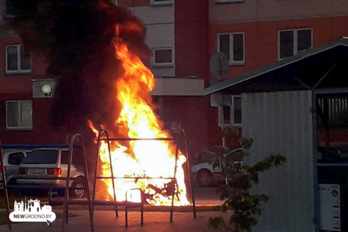 В Гродно за считаные минуты мотоцикл сгорел дотла. Видео