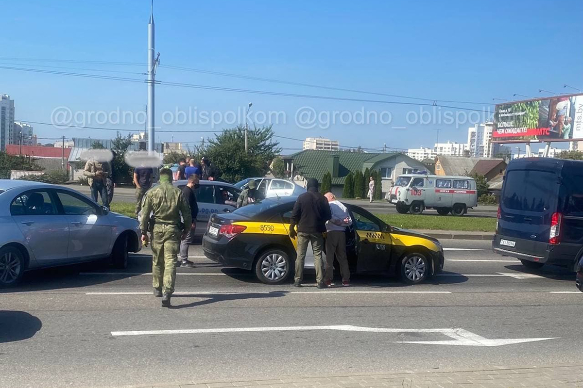 В Гродно люди в гражданском жестко задерживали пассажиров такси. В УВД рассказали за что