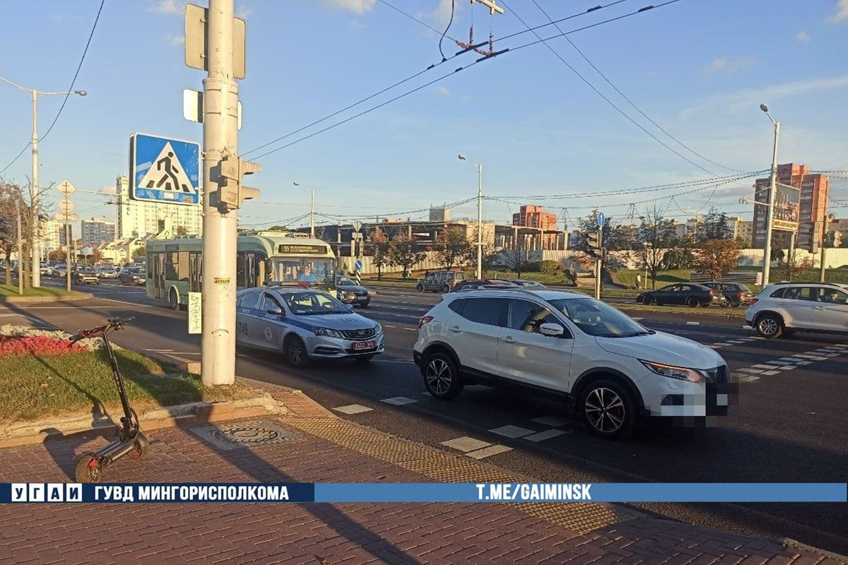 Вчера в Минске водитель Nissan сбила девушку на электросамокате