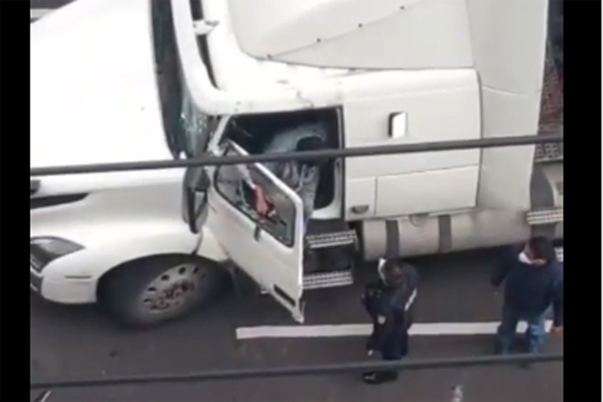 В Мексике водитель грузовика решил подвинуть "пробку" и скрыться с места аварии. Видео
