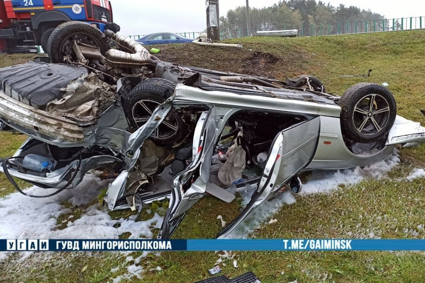 Автомобиль BMW на МКАД после столкновения с Audi врезался в столб и перевернулся