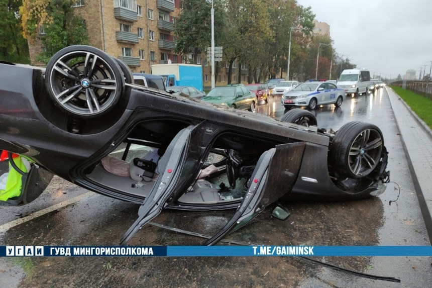 BMW перевернулся на Аэродромной в Минске – водителя увезла "скорая". Что выяснили медики