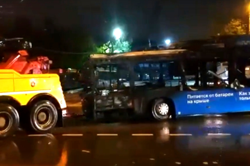 В Москве сгорел электробус КАМАЗ. Пожар начался во время движения